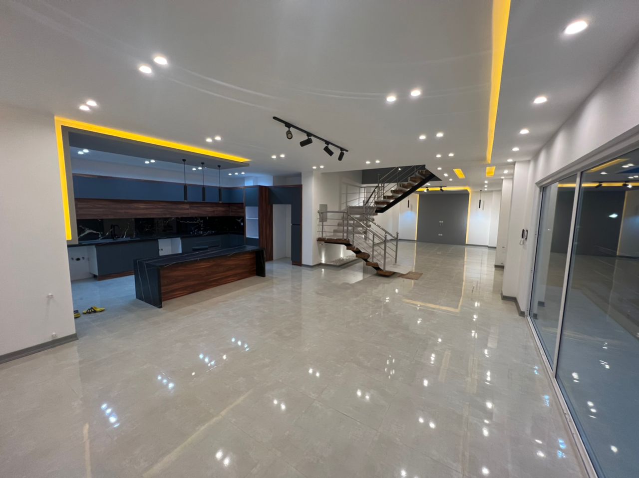 ویلای ٣٠٠ متر زمين داخل بافت مسكوني