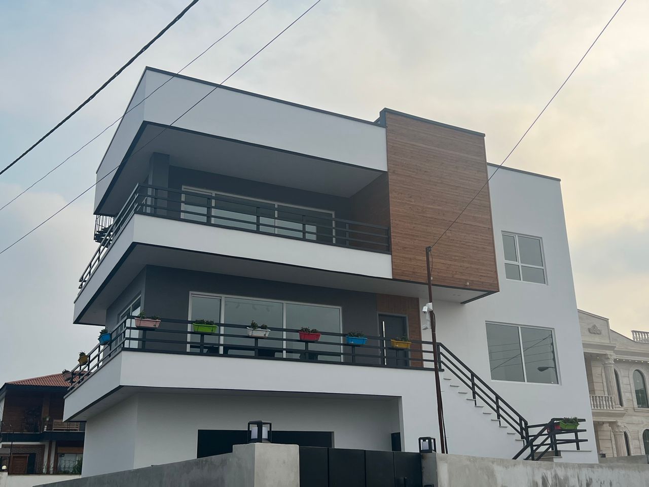 ویلای ٣٠٠ متر زمين داخل بافت مسكوني