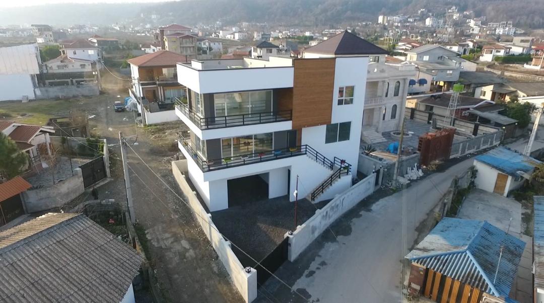 ویلای ٣٠٠ متر زمين داخل بافت مسكوني