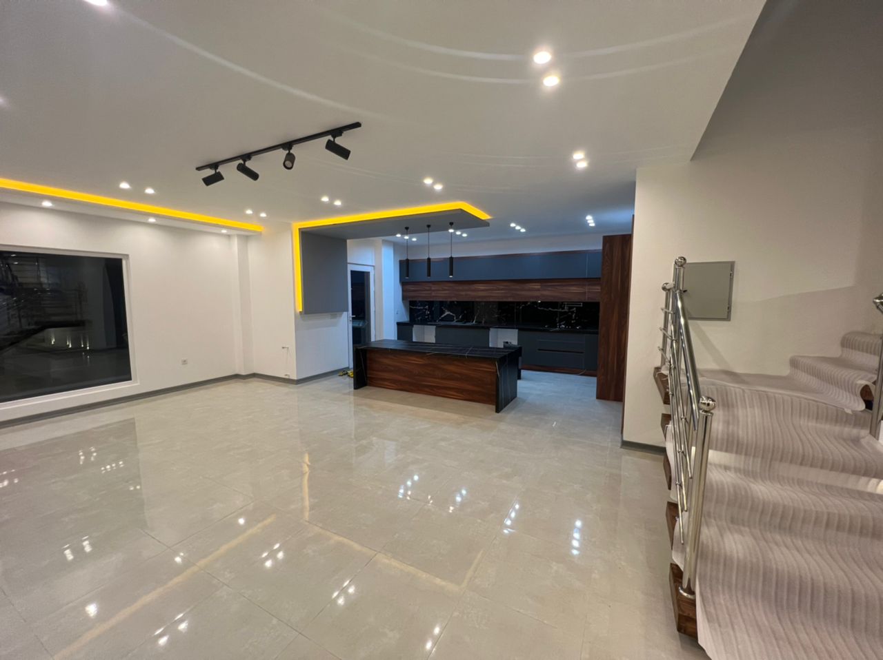 ویلای ٣٠٠ متر زمين داخل بافت مسكوني