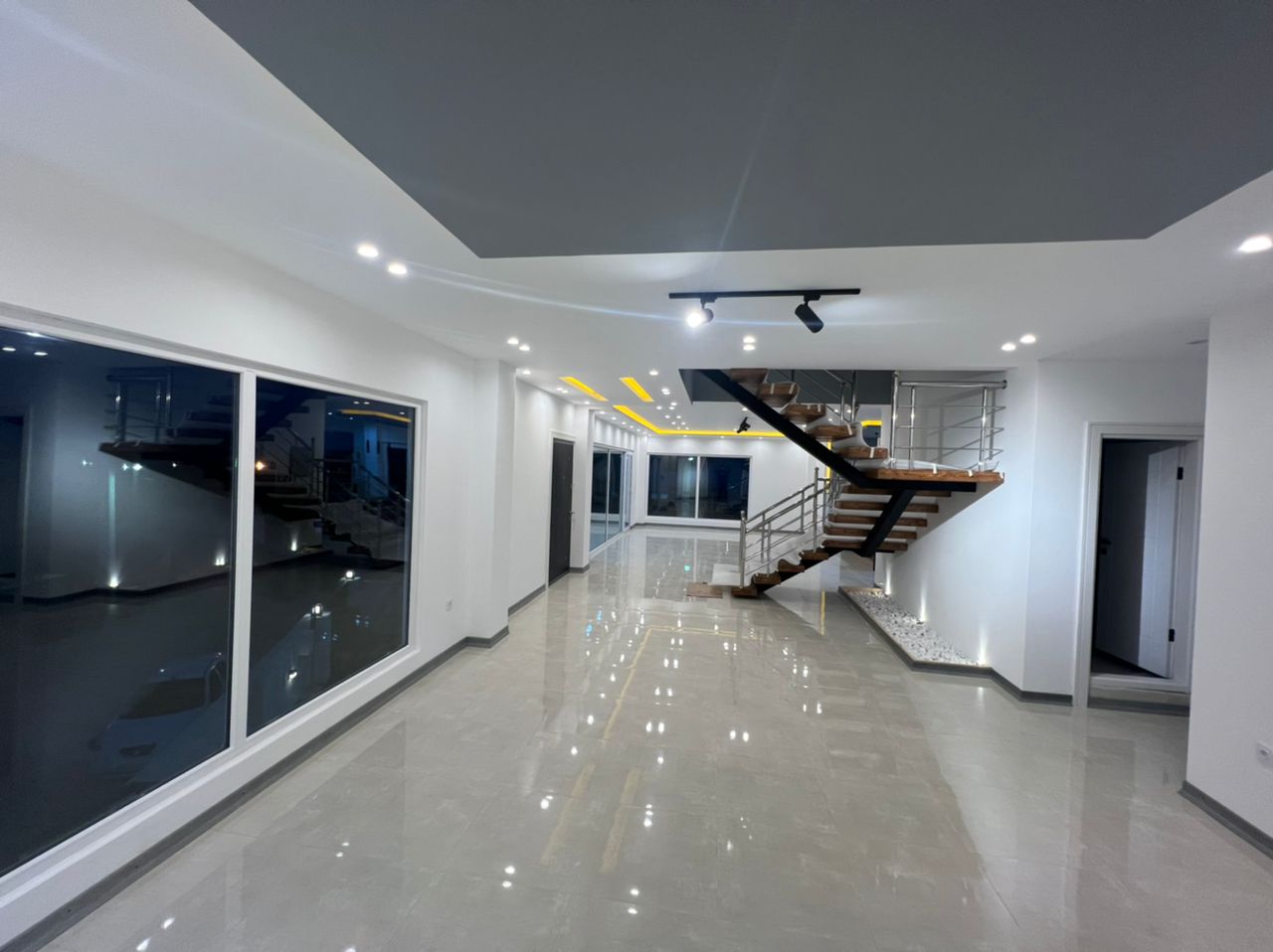 ویلای ٣٠٠ متر زمين داخل بافت مسكوني