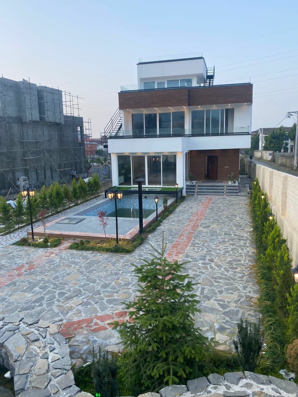 ویلا 528 متری داخل شهرک 