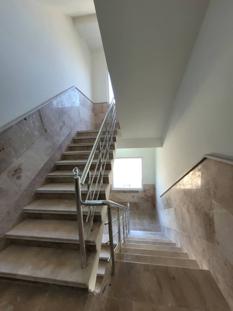 آپارتمان نوساز و شیک نزدیک به دریا