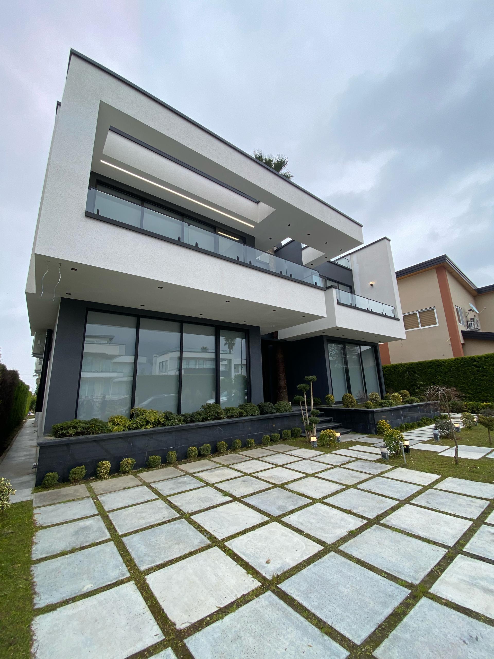 ویلا باغ مدرن لوکس